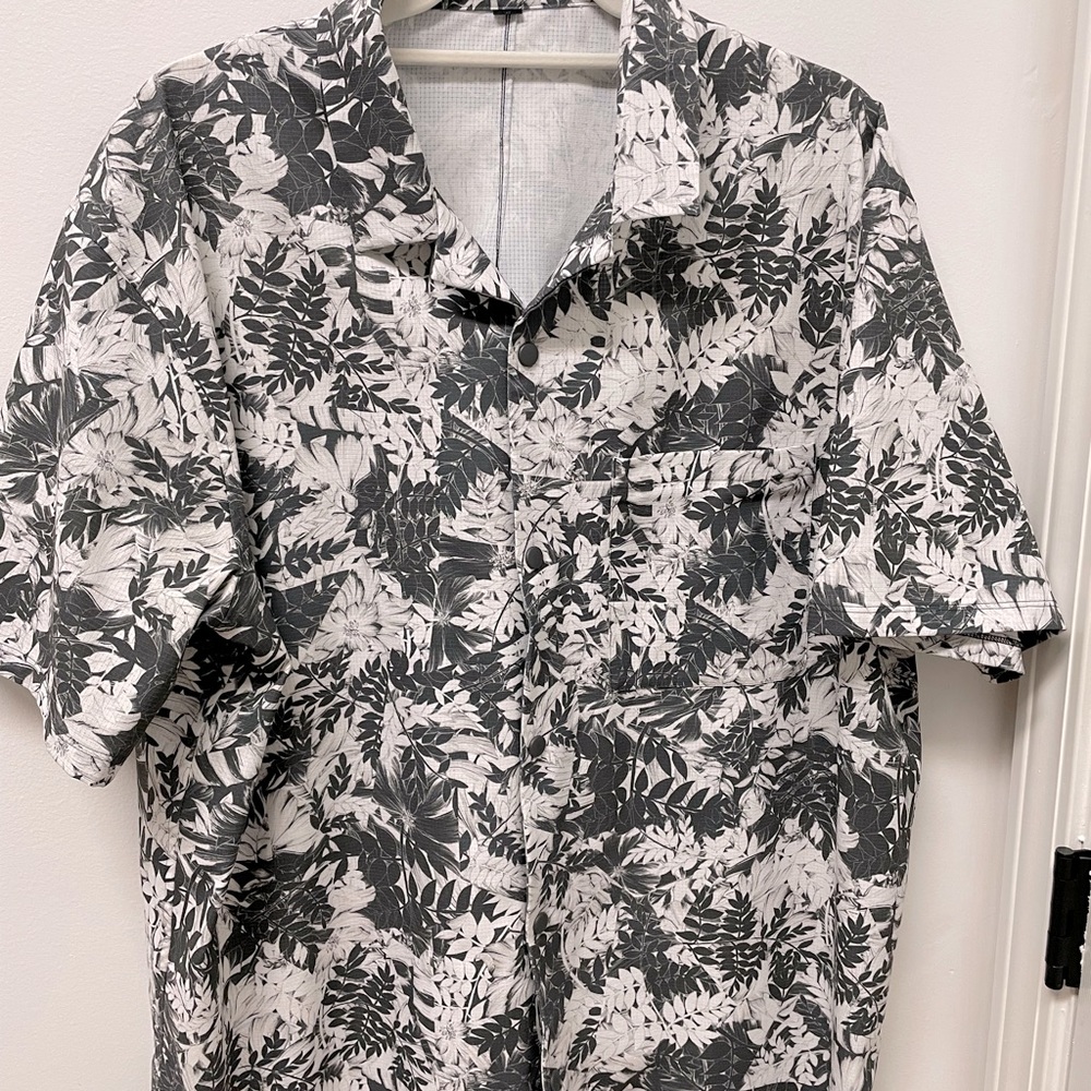 Men’s Lululemon (I believe Airing Easy) button down with pocket.